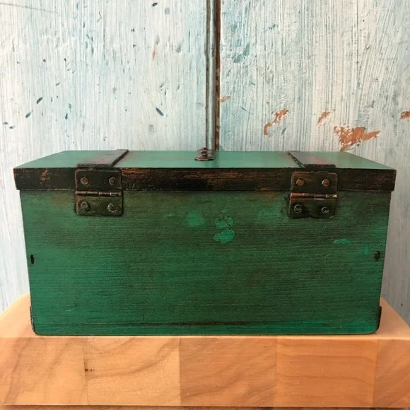 Mini Wells Fargo & Co. green trunk with nailed wooden trim & little metal latch - Picture 5 of 11